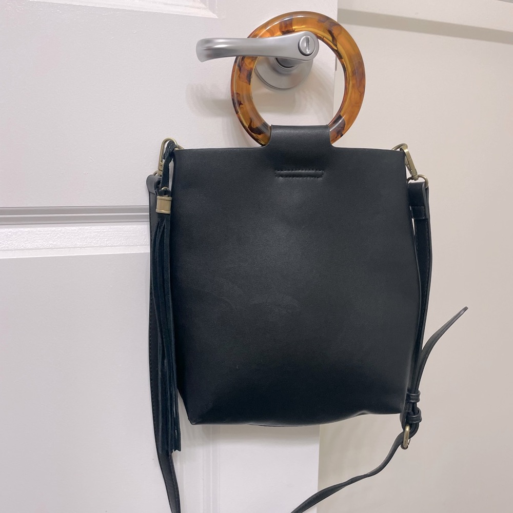 Elegant Black Crossbody Bag with Tortoise Handle